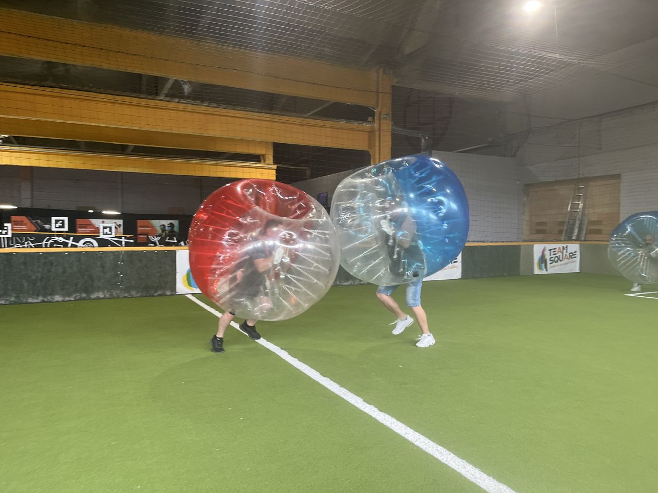 Des collègues fêtent une activité de cohésion lors d'un séminaire chez Team Square